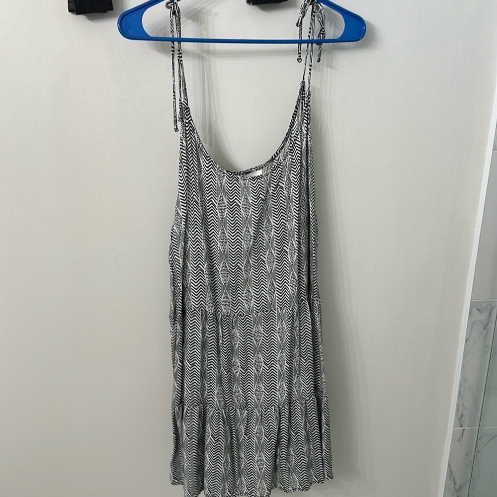 Swimsuit cover up white and black zig zag